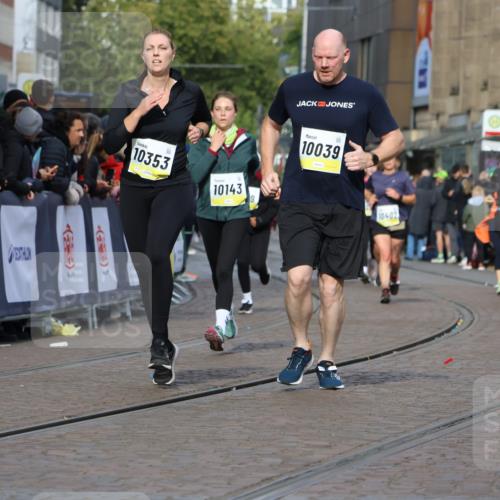 05.10.2025 - 20. swb-Marathon Bremen Strokosch-Dieckow http://msf.ph/oto/9246794 05.10.2025 10:59:06 Ziel 9219, 9508, 9692, 10039, 10143, 10353, 10357, 10594, 10607 meine-sportfotos.de