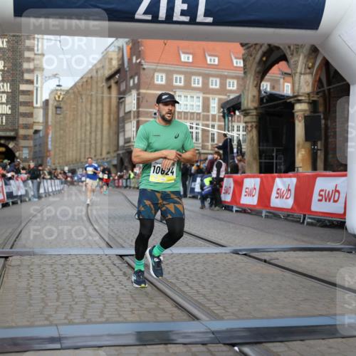 05.10.2025 - 20. swb-Marathon Bremen Yannick Fuchs http://msf.ph/oto/9246795 05.10.2025 10:43:03 Ziel 10045, 10624, 11640 meine-sportfotos.de