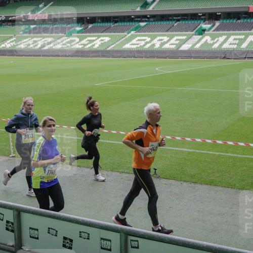 05.10.2025 - 20. swb-Marathon Bremen Michael Burmester http://msf.ph/oto/9246848 05.10.2025 10:38:15 Laufen im Stadion 7621, 8574, 9189, 9210, 9235, 9237, 9335, 9365, 9426, 9432, 9448, 9468, 9486, 9498, 9536, 9642, 9647, 9684, 9707, 9748, 9750, 9771, 9813, 9846, 9858, 9893, 9915, 9940, 9978, 10033, 10056, 10098, 10130, 10167, 10194, 10205, 10265, 10271, 10274, 10278, 10301, 10404, 10437, 10439, 10471, 10478, 10485, 10510, 10530, 10595, 10598, 10611, 10678, 10711, 10713, 10777, 10803, 10804, 10825, 10826, 10829, 10876, 11001, 11050, 11121, 11150, 11162, 11183 meine-sportfotos.de