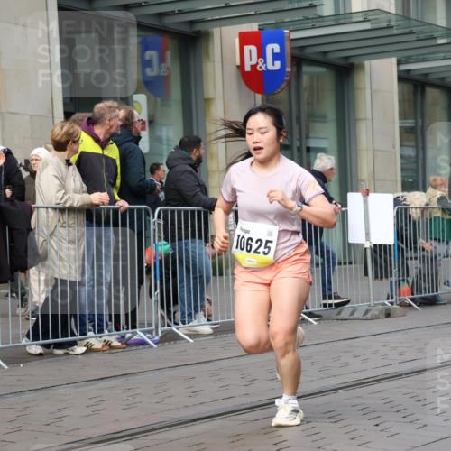 05.10.2025 - 20. swb-Marathon Bremen Strokosch-Dieckow http://msf.ph/oto/9246863 05.10.2025 10:51:45 Ziel 9196, 9226, 9683, 9852, 9939, 9955, 10038, 10240, 10380, 10438, 10581, 10625, 10668, 10727, 10817, 10900, 10927, 10942, 10977, 11080, 11136, 11273, 11325, 11394, 11458, 11491, 11641, 9196, 9226, 9683, 9852, 9939, 9955, 10038, 10240, 10380, 10438, 10581, 10625, 10668, 10727, 10817, 10900, 10927, 10942, 10977, 11080, 11136, 11273, 11325, 11394, 11458, 11491, 11641 meine-sportfotos.de