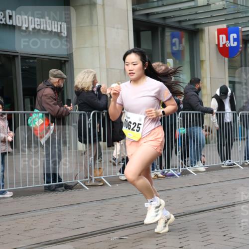 05.10.2025 - 20. swb-Marathon Bremen Strokosch-Dieckow http://msf.ph/oto/9246874 05.10.2025 10:51:46 Ziel 9196, 9226, 9683, 9852, 9939, 9955, 10038, 10240, 10380, 10438, 10581, 10625, 10668, 10727, 10817, 10900, 10927, 10942, 10977, 11080, 11128, 11136, 11273, 11325, 11394, 11458, 11491, 11641, 9196, 9226, 9683, 9852, 9939, 9955, 10038, 10240, 10380, 10438, 10581, 10625, 10668, 10727, 10817, 10900, 10927, 10942, 10977, 11080, 11128, 11136, 11273, 11325, 11394, 11458, 11491, 11641 meine-sportfotos.de