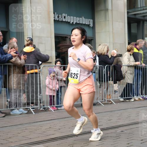 05.10.2025 - 20. swb-Marathon Bremen Strokosch-Dieckow http://msf.ph/oto/9246884 05.10.2025 10:51:46 Ziel 9196, 9226, 9683, 9852, 9939, 9955, 10038, 10240, 10380, 10438, 10581, 10625, 10668, 10727, 10817, 10900, 10927, 10942, 10977, 11080, 11128, 11136, 11273, 11325, 11394, 11458, 11491, 11641, 9196, 9226, 9683, 9852, 9939, 9955, 10038, 10240, 10380, 10438, 10581, 10625, 10668, 10727, 10817, 10900, 10927, 10942, 10977, 11080, 11128, 11136, 11273, 11325, 11394, 11458, 11491, 11641 meine-sportfotos.de