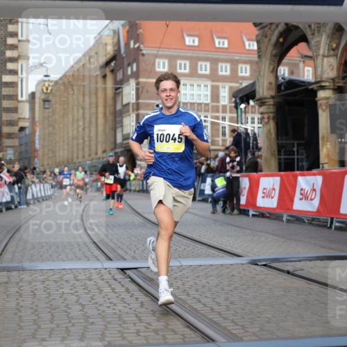 05.10.2025 - 20. swb-Marathon Bremen Yannick Fuchs http://msf.ph/oto/9246892 05.10.2025 10:43:07 Ziel 9302, 9558, 10045, 10624 meine-sportfotos.de