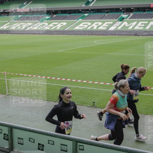 05.10.2025 - 20. swb-Marathon Bremen Michael Burmester http://msf.ph/oto/9246893 05.10.2025 10:38:17 Laufen im Stadion 7621, 8574, 9184, 9189, 9210, 9235, 9237, 9322, 9335, 9365, 9409, 9426, 9432, 9448, 9468, 9486, 9498, 9536, 9642, 9647, 9684, 9707, 9748, 9750, 9771, 9813, 9846, 9858, 9893, 9915, 9940, 9978, 10033, 10056, 10098, 10130, 10167, 10194, 10205, 10274, 10278, 10301, 10404, 10437, 10439, 10471, 10478, 10485, 10510, 10530, 10595, 10598, 10611, 10678, 10711, 10713, 10777, 10803, 10804, 10825, 10826, 10829, 11001, 11050, 11121, 11150, 11162, 11183 meine-sportfotos.de