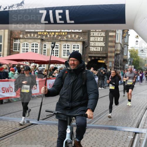 05.10.2025 - 20. swb-Marathon Bremen Yannick Fuchs http://msf.ph/oto/9246940 05.10.2025 11:10:38 Ziel 8225, 9895, 10146, 10288, 10440, 10441, 10442, 10552, 10980, 11342, 11388 meine-sportfotos.de