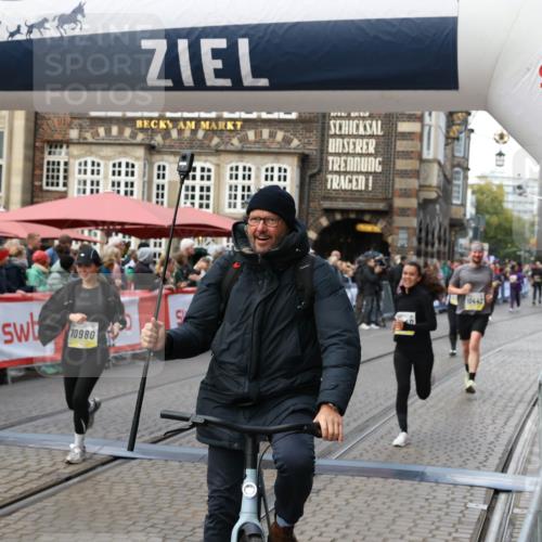 05.10.2025 - 20. swb-Marathon Bremen Yannick Fuchs http://msf.ph/oto/9246950 05.10.2025 11:10:38 Ziel 8225, 9895, 10146, 10288, 10440, 10441, 10442, 10552, 10980, 11342, 11388 meine-sportfotos.de