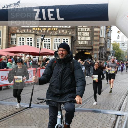 05.10.2025 - 20. swb-Marathon Bremen Yannick Fuchs http://msf.ph/oto/9246957 05.10.2025 11:10:38 Ziel 8225, 9895, 10146, 10288, 10440, 10441, 10442, 10552, 10980, 11342, 11388 meine-sportfotos.de