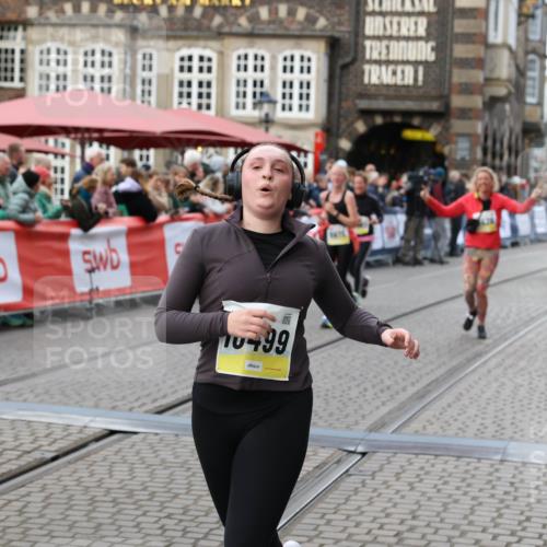 05.10.2025 - 20. swb-Marathon Bremen Yannick Fuchs http://msf.ph/oto/9246962 05.10.2025 11:12:13 Ziel 9526, 9675, 9726, 9867, 10463, 10499, 10849 meine-sportfotos.de