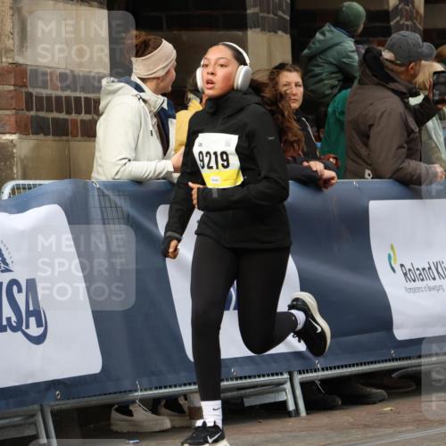 05.10.2025 - 20. swb-Marathon Bremen Strokosch-Dieckow http://msf.ph/oto/9246983 05.10.2025 10:59:12 Ziel 9183, 9219, 9454, 9508, 9692, 10039, 10143, 10200, 10274, 10353, 10407, 11207, 11400 meine-sportfotos.de