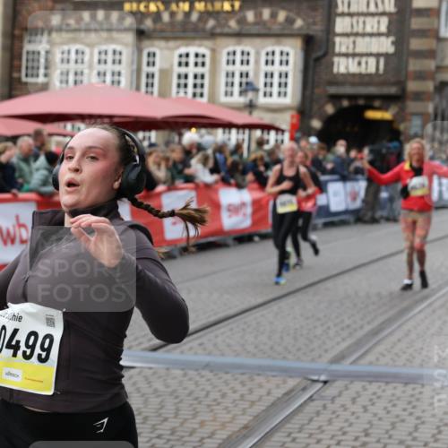 05.10.2025 - 20. swb-Marathon Bremen Yannick Fuchs http://msf.ph/oto/9246990 05.10.2025 11:12:13 Ziel 9526, 9675, 9726, 9867, 10463, 10499, 10849 meine-sportfotos.de