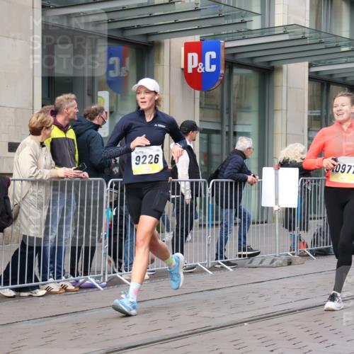 05.10.2025 - 20. swb-Marathon Bremen Strokosch-Dieckow http://msf.ph/oto/9247020 05.10.2025 10:51:51 Ziel 9196, 9226, 9584, 9683, 9852, 9939, 9955, 9987, 10038, 10240, 10438, 10507, 10668, 10719, 10727, 10900, 10927, 10942, 10977, 11128, 11273, 11325, 11458, 11491, 11641, 11665, 9196, 9226, 9584, 9683, 9852, 9939, 9955, 9987, 10038, 10240, 10438, 10507, 10668, 10719, 10727, 10900, 10927, 10942, 10977, 11128, 11273, 11325, 11458, 11491, 11641, 11665 meine-sportfotos.de