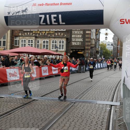 05.10.2025 - 20. swb-Marathon Bremen Yannick Fuchs http://msf.ph/oto/9247037 05.10.2025 11:12:16 Ziel 9526, 9675, 9726, 10463, 10499, 10849 meine-sportfotos.de