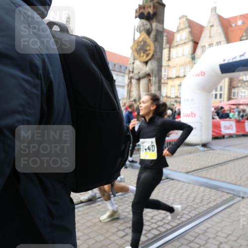 05.10.2025 - 20. swb-Marathon Bremen Yannick Fuchs http://msf.ph/oto/9247041 05.10.2025 11:10:41 Ziel 10146, 10440, 10441, 10442, 10980, 11240, 11342 meine-sportfotos.de
