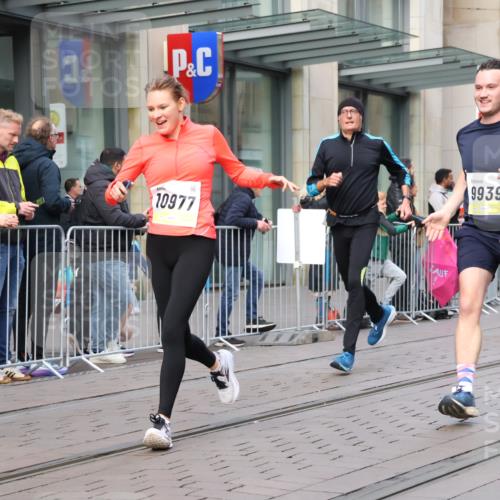 05.10.2025 - 20. swb-Marathon Bremen Strokosch-Dieckow http://msf.ph/oto/9247044 05.10.2025 10:51:52 Ziel 9196, 9226, 9584, 9852, 9939, 9955, 9987, 10038, 10240, 10438, 10507, 10668, 10719, 10727, 10900, 10927, 10942, 10977, 11128, 11273, 11458, 11491, 11641, 11665, 9196, 9226, 9584, 9852, 9939, 9955, 9987, 10038, 10240, 10438, 10507, 10668, 10719, 10727, 10900, 10927, 10942, 10977, 11128, 11273, 11458, 11491, 11641, 11665 meine-sportfotos.de