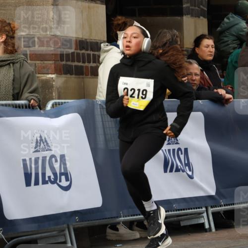 05.10.2025 - 20. swb-Marathon Bremen Strokosch-Dieckow http://msf.ph/oto/9247047 05.10.2025 10:59:12 Ziel 9183, 9219, 9454, 9508, 9692, 10039, 10143, 10200, 10274, 10353, 10407, 11207, 11400 meine-sportfotos.de