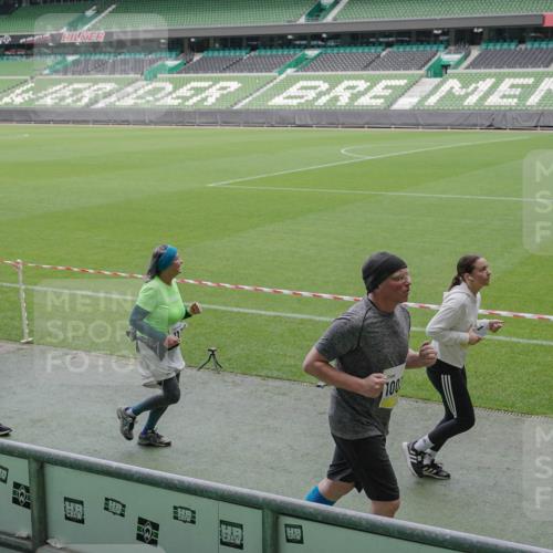 05.10.2025 - 20. swb-Marathon Bremen Michael Burmester http://msf.ph/oto/9247057 05.10.2025 10:38:21 Laufen im Stadion 7621, 8574, 9182, 9184, 9189, 9210, 9235, 9237, 9322, 9331, 9335, 9365, 9409, 9426, 9432, 9448, 9468, 9486, 9498, 9536, 9642, 9647, 9684, 9707, 9748, 9750, 9752, 9771, 9813, 9846, 9858, 9915, 9940, 9978, 10033, 10056, 10098, 10130, 10167, 10194, 10205, 10274, 10278, 10297, 10301, 10404, 10437, 10439, 10471, 10478, 10485, 10511, 10530, 10595, 10598, 10611, 10678, 10711, 10713, 10803, 10804, 10825, 10826, 10829, 11050, 11150, 11162 meine-sportfotos.de