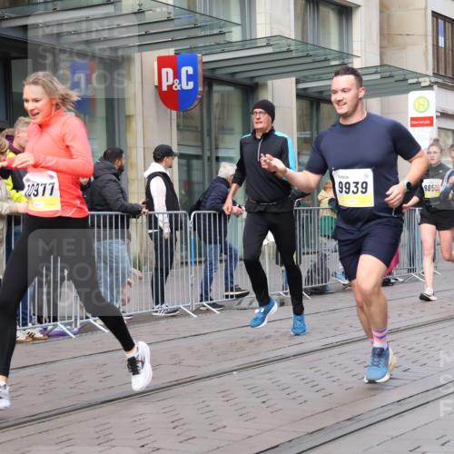 05.10.2025 - 20. swb-Marathon Bremen Strokosch-Dieckow http://msf.ph/oto/9247058 05.10.2025 10:51:52 Ziel 9196, 9226, 9584, 9852, 9939, 9955, 9987, 10038, 10240, 10438, 10507, 10668, 10719, 10727, 10900, 10927, 10942, 10977, 11128, 11273, 11458, 11491, 11641, 11665, 9196, 9226, 9584, 9852, 9939, 9955, 9987, 10038, 10240, 10438, 10507, 10668, 10719, 10727, 10900, 10927, 10942, 10977, 11128, 11273, 11458, 11491, 11641, 11665 meine-sportfotos.de