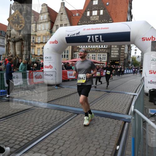 05.10.2025 - 20. swb-Marathon Bremen Yannick Fuchs http://msf.ph/oto/9247060 05.10.2025 11:10:41 Ziel 10146, 10440, 10441, 10442, 10980, 11240, 11342 meine-sportfotos.de