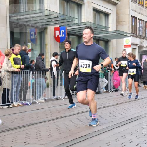 05.10.2025 - 20. swb-Marathon Bremen Strokosch-Dieckow http://msf.ph/oto/9247071 05.10.2025 10:51:52 Ziel 9196, 9226, 9584, 9852, 9939, 9955, 9987, 10038, 10240, 10438, 10507, 10668, 10719, 10727, 10900, 10927, 10942, 10977, 11128, 11273, 11458, 11491, 11641, 11665, 9196, 9226, 9584, 9852, 9939, 9955, 9987, 10038, 10240, 10438, 10507, 10668, 10719, 10727, 10900, 10927, 10942, 10977, 11128, 11273, 11458, 11491, 11641, 11665 meine-sportfotos.de