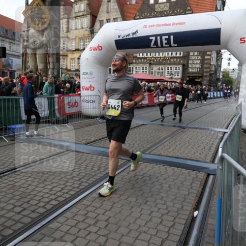 05.10.2025 - 20. swb-Marathon Bremen Yannick Fuchs http://msf.ph/oto/9247080 05.10.2025 11:10:41 Ziel 10146, 10440, 10441, 10442, 10980, 11240, 11342 meine-sportfotos.de