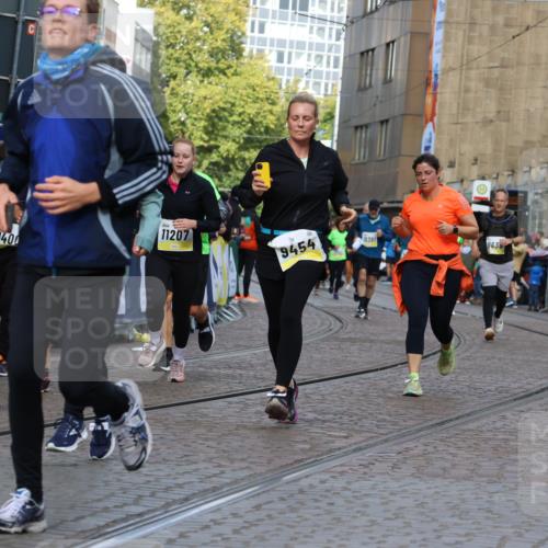 05.10.2025 - 20. swb-Marathon Bremen Strokosch-Dieckow http://msf.ph/oto/9247117 05.10.2025 10:59:15 Ziel 9183, 9454, 9508, 9635, 10200, 10274, 10407, 11006, 11007, 11207, 11400 meine-sportfotos.de