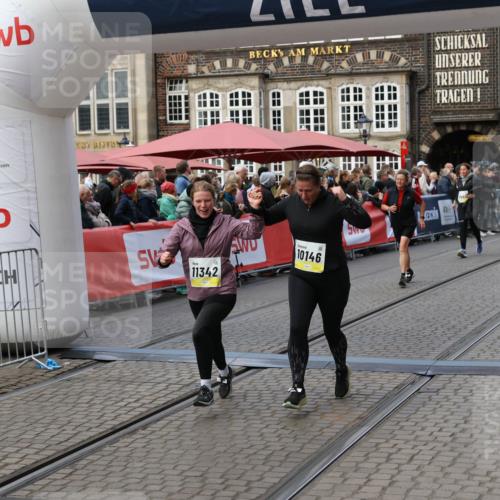05.10.2025 - 20. swb-Marathon Bremen Yannick Fuchs http://msf.ph/oto/9247124 05.10.2025 11:10:42 Ziel 10146, 10440, 10441, 10442, 10980, 11240, 11342 meine-sportfotos.de