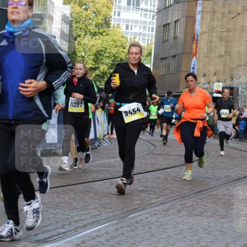 05.10.2025 - 20. swb-Marathon Bremen Strokosch-Dieckow http://msf.ph/oto/9247145 05.10.2025 10:59:15 Ziel 9183, 9454, 9508, 9635, 10200, 10274, 10407, 11006, 11007, 11207, 11400 meine-sportfotos.de