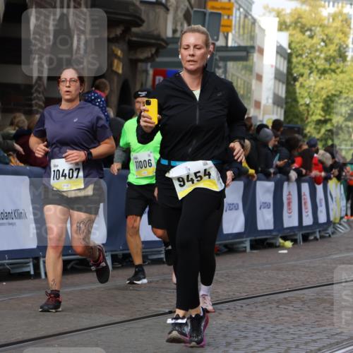 05.10.2025 - 20. swb-Marathon Bremen Strokosch-Dieckow http://msf.ph/oto/9247230 05.10.2025 10:59:17 Ziel 9183, 9454, 9508, 9635, 10200, 10274, 10407, 11006, 11007, 11207, 11400 meine-sportfotos.de