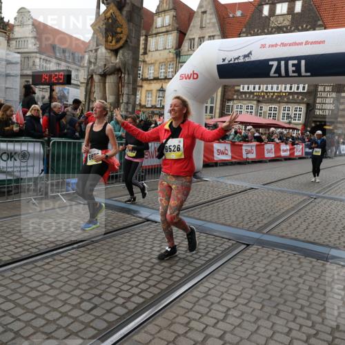 05.10.2025 - 20. swb-Marathon Bremen Yannick Fuchs http://msf.ph/oto/9247242 05.10.2025 11:12:18 Ziel 9526, 9675, 9911, 10463, 10499 meine-sportfotos.de