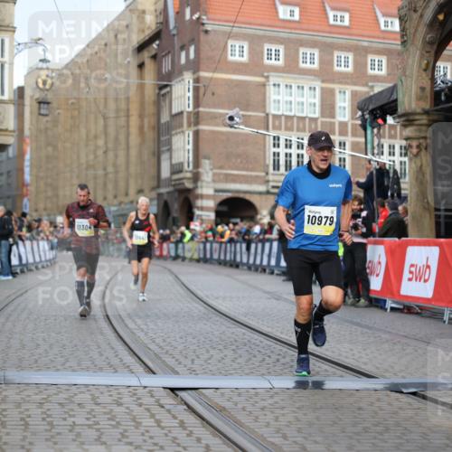 05.10.2025 - 20. swb-Marathon Bremen Yannick Fuchs http://msf.ph/oto/9247250 05.10.2025 10:43:20 Ziel 9006, 10474, 10541, 10553, 10979, 11304, 11476 meine-sportfotos.de