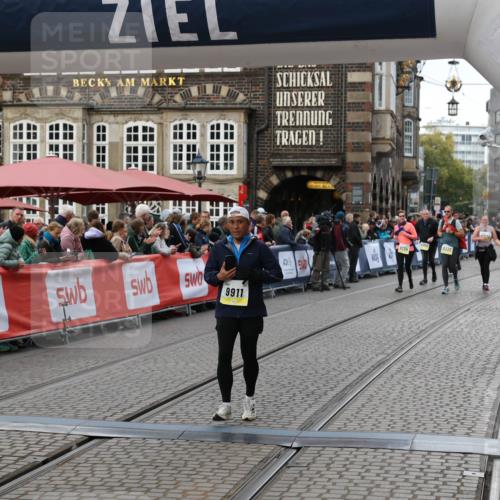 05.10.2025 - 20. swb-Marathon Bremen Yannick Fuchs http://msf.ph/oto/9247251 05.10.2025 11:12:20 Ziel 9526, 9675, 9911, 10463 meine-sportfotos.de