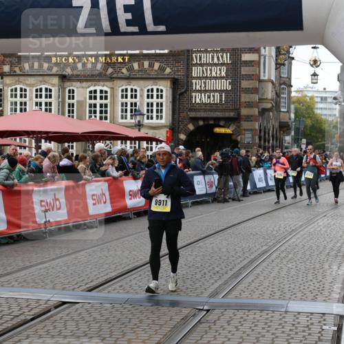 05.10.2025 - 20. swb-Marathon Bremen Yannick Fuchs http://msf.ph/oto/9247258 05.10.2025 11:12:20 Ziel 9526, 9675, 9911, 10463 meine-sportfotos.de