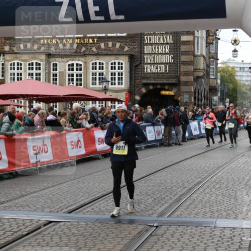 05.10.2025 - 20. swb-Marathon Bremen Yannick Fuchs http://msf.ph/oto/9247269 05.10.2025 11:12:20 Ziel 9526, 9675, 9911, 10463 meine-sportfotos.de