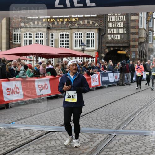 05.10.2025 - 20. swb-Marathon Bremen Yannick Fuchs http://msf.ph/oto/9247279 05.10.2025 11:12:21 Ziel 9526, 9675, 9911, 10463 meine-sportfotos.de