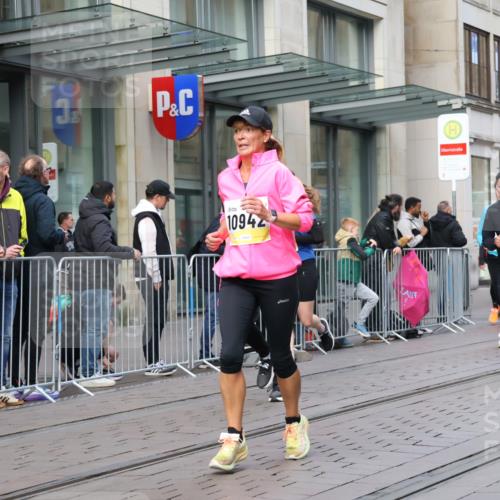 05.10.2025 - 20. swb-Marathon Bremen Strokosch-Dieckow http://msf.ph/oto/9247284 05.10.2025 10:51:59 Ziel 9172, 9196, 9226, 9584, 9852, 9955, 9987, 10038, 10240, 10241, 10327, 10438, 10507, 10608, 10668, 10719, 10727, 10900, 10927, 10942, 11128, 11387, 11458, 11491, 11528, 11641, 11665, 9172, 9196, 9226, 9584, 9852, 9955, 9987, 10038, 10240, 10241, 10327, 10438, 10507, 10608, 10668, 10719, 10727, 10900, 10927, 10942, 11128, 11387, 11458, 11491, 11528, 11641, 11665 meine-sportfotos.de