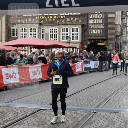 05.10.2025 - 20. swb-Marathon Bremen Yannick Fuchs http://msf.ph/oto/9247295 05.10.2025 11:12:21 Ziel 9526, 9675, 9911, 10463 meine-sportfotos.de