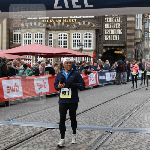 05.10.2025 - 20. swb-Marathon Bremen Yannick Fuchs http://msf.ph/oto/9247304 05.10.2025 11:12:21 Ziel 9526, 9675, 9911, 10463 meine-sportfotos.de