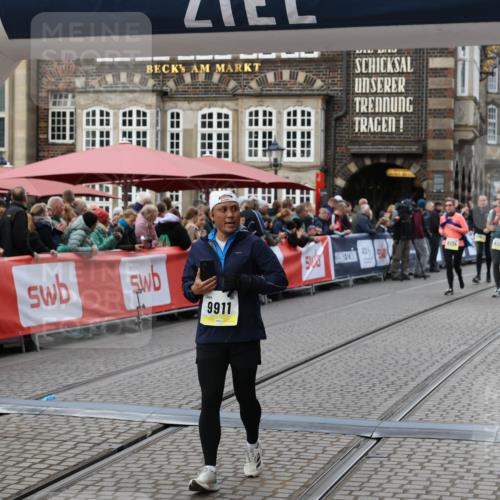 05.10.2025 - 20. swb-Marathon Bremen Yannick Fuchs http://msf.ph/oto/9247314 05.10.2025 11:12:21 Ziel 9526, 9675, 9911, 10463 meine-sportfotos.de