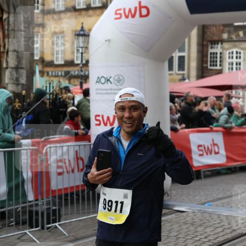 05.10.2025 - 20. swb-Marathon Bremen Yannick Fuchs http://msf.ph/oto/9247356 05.10.2025 11:12:24 Ziel 9373, 9374, 9911, 10622, 11085 meine-sportfotos.de
