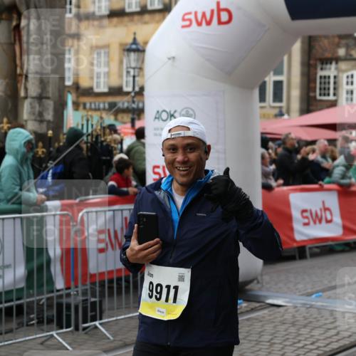 05.10.2025 - 20. swb-Marathon Bremen Yannick Fuchs http://msf.ph/oto/9247375 05.10.2025 11:12:24 Ziel 9373, 9374, 9911, 10622, 11085 meine-sportfotos.de