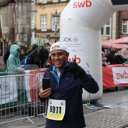 05.10.2025 - 20. swb-Marathon Bremen Yannick Fuchs http://msf.ph/oto/9247395 05.10.2025 11:12:24 Ziel 9373, 9374, 9911, 10622, 11085 meine-sportfotos.de