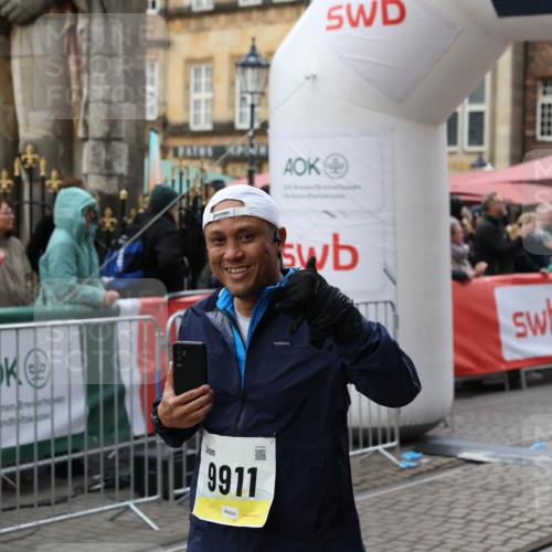 05.10.2025 - 20. swb-Marathon Bremen Yannick Fuchs http://msf.ph/oto/9247404 05.10.2025 11:12:24 Ziel 9373, 9374, 9911, 10622, 11085 meine-sportfotos.de