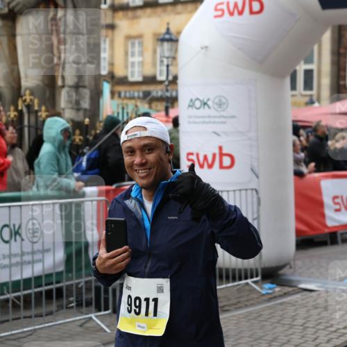 05.10.2025 - 20. swb-Marathon Bremen Yannick Fuchs http://msf.ph/oto/9247416 05.10.2025 11:12:24 Ziel 9373, 9374, 9911, 10622, 11085 meine-sportfotos.de