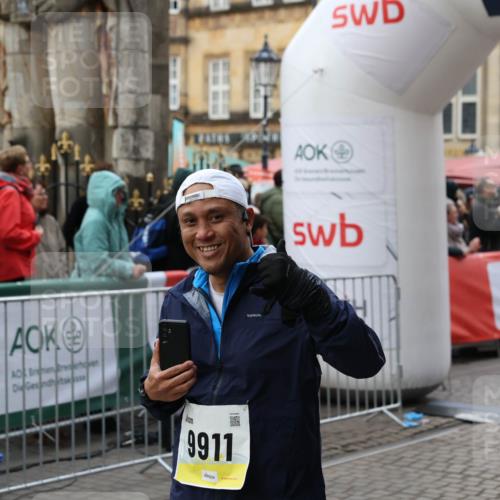 05.10.2025 - 20. swb-Marathon Bremen Yannick Fuchs http://msf.ph/oto/9247427 05.10.2025 11:12:24 Ziel 9373, 9374, 9911, 10622, 11085 meine-sportfotos.de