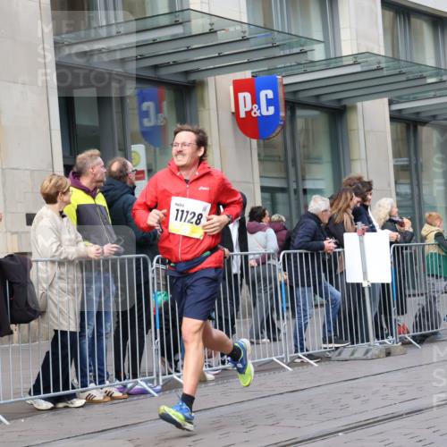 05.10.2025 - 20. swb-Marathon Bremen Strokosch-Dieckow http://msf.ph/oto/9247435 05.10.2025 10:52:04 Ziel 8888, 9172, 9439, 9584, 9852, 9903, 9955, 9987, 10038, 10241, 10327, 10388, 10507, 10608, 10668, 10719, 10900, 10927, 10942, 11128, 11283, 11387, 11413, 11458, 11491, 11528, 11665, 8888, 9172, 9439, 9584, 9852, 9903, 9955, 9987, 10038, 10241, 10327, 10388, 10507, 10608, 10668, 10719, 10900, 10927, 10942, 11128, 11283, 11387, 11413, 11458, 11491, 11528, 11665 meine-sportfotos.de