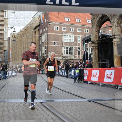 05.10.2025 - 20. swb-Marathon Bremen Yannick Fuchs http://msf.ph/oto/9247437 05.10.2025 10:43:22 Ziel 10474, 10541, 10979, 11304 meine-sportfotos.de
