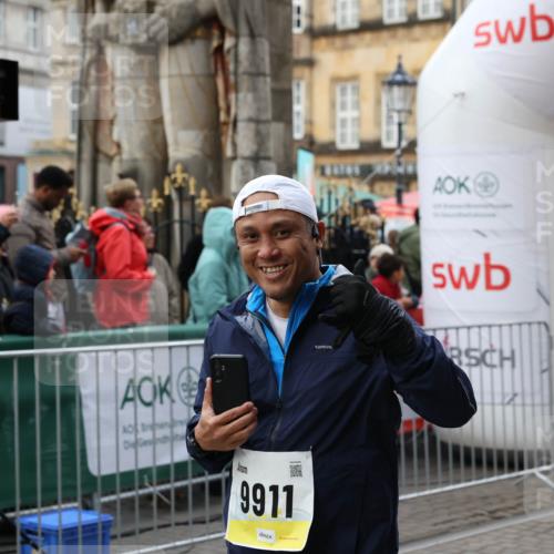 05.10.2025 - 20. swb-Marathon Bremen Yannick Fuchs http://msf.ph/oto/9247440 05.10.2025 11:12:24 Ziel 9373, 9374, 9911, 10622, 11085 meine-sportfotos.de