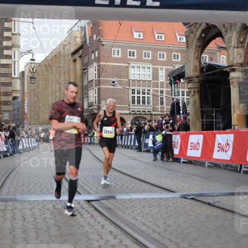05.10.2025 - 20. swb-Marathon Bremen Yannick Fuchs http://msf.ph/oto/9247444 05.10.2025 10:43:22 Ziel 10474, 10541, 10979, 11304 meine-sportfotos.de