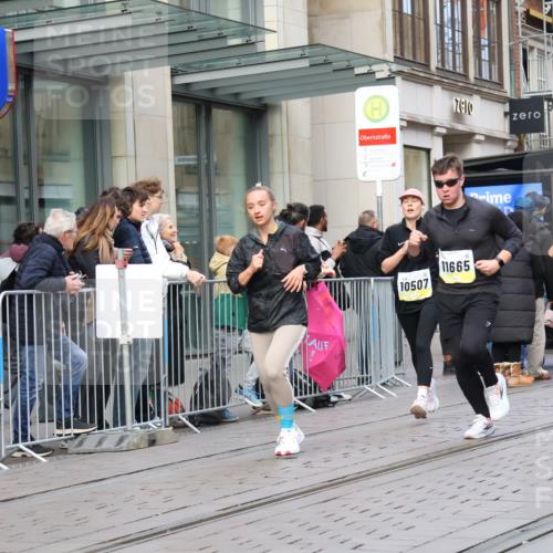05.10.2025 - 20. swb-Marathon Bremen Strokosch-Dieckow http://msf.ph/oto/9247446 05.10.2025 10:52:05 Ziel 8888, 9172, 9439, 9584, 9903, 9955, 9987, 10038, 10241, 10327, 10388, 10507, 10548, 10608, 10719, 10900, 10927, 10942, 11128, 11283, 11387, 11413, 11458, 11491, 11528, 11665, 8888, 9172, 9439, 9584, 9903, 9955, 9987, 10038, 10241, 10327, 10388, 10507, 10548, 10608, 10719, 10900, 10927, 10942, 11128, 11283, 11387, 11413, 11458, 11491, 11528, 11665 meine-sportfotos.de