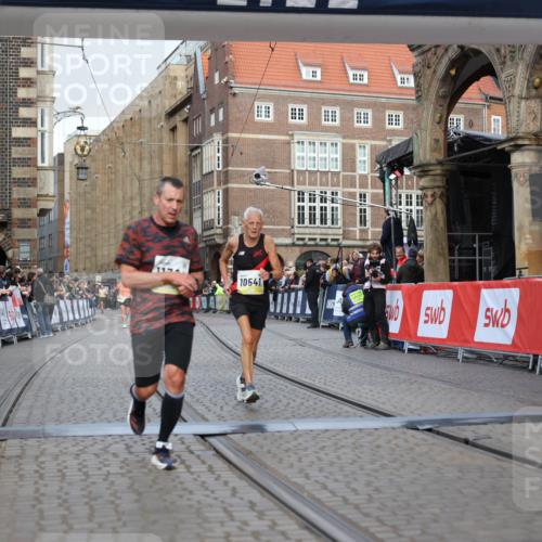 05.10.2025 - 20. swb-Marathon Bremen Yannick Fuchs http://msf.ph/oto/9247452 05.10.2025 10:43:22 Ziel 10474, 10541, 10979, 11304 meine-sportfotos.de